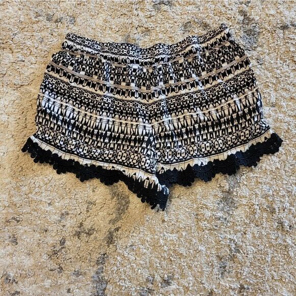 Harmony + HAVOC black/white Aztec design shorts - Picture 6 of 6